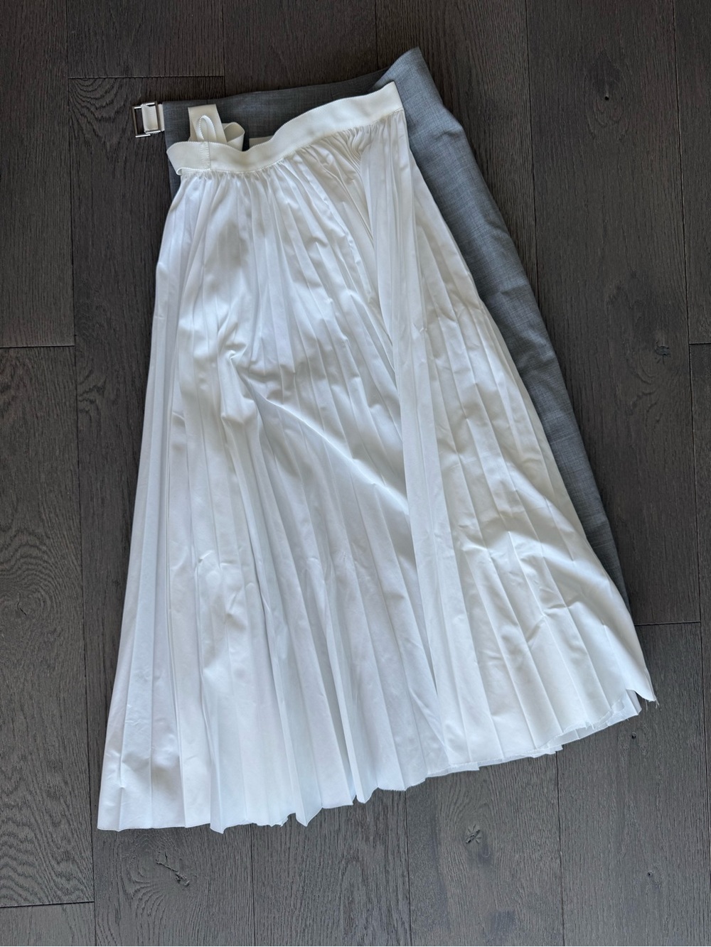 Sacai Two-Tone Grey and White Pleated Skirt - Picture 4 of 6